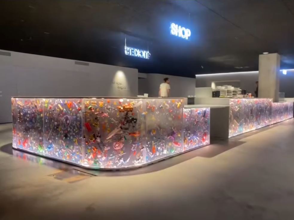 De toonbank, gemaakt met onze producten, staat in het Speelgoedmuseum in Mechelen.